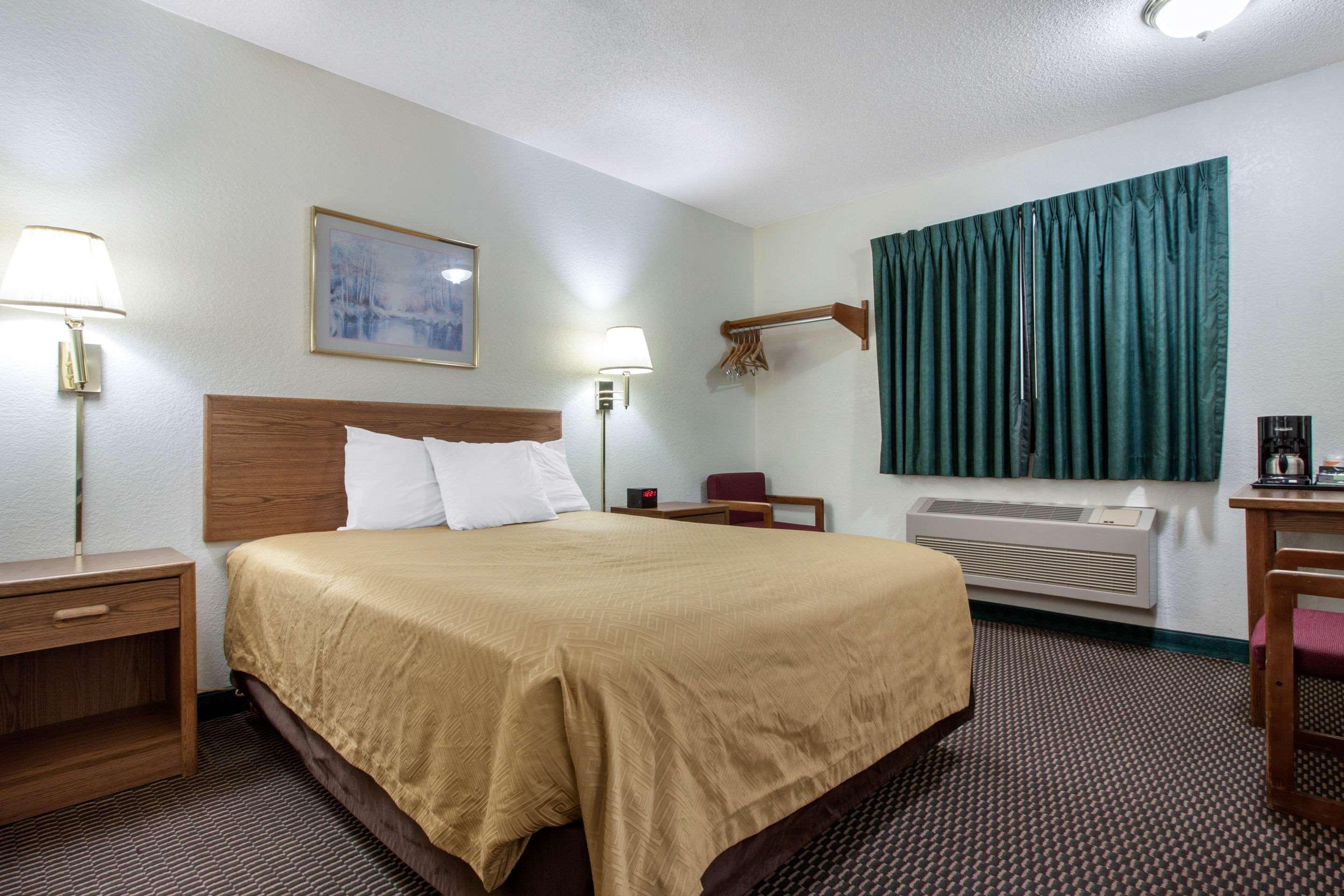 Econo Lodge Oacoma Exterior photo