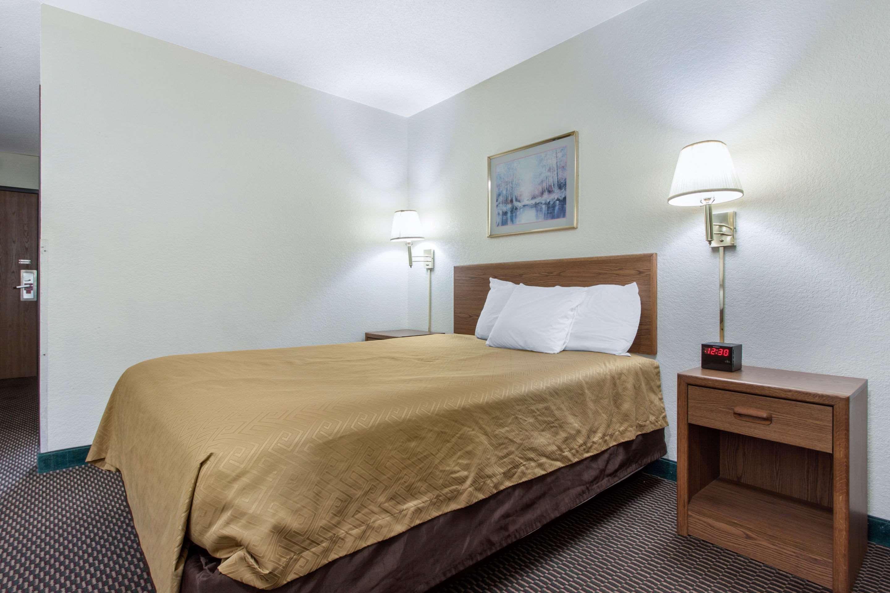 Econo Lodge Oacoma Exterior photo